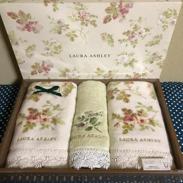 LAURA ASHLEY(ローラアシュレイ)の★ 専用　ローラアシュレイ タオル３枚セット インテリア/住まい/日用品の日用品/生活雑貨/旅行(タオル/バス用品)の商品写真