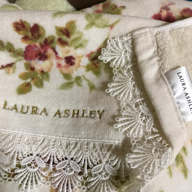 LAURA ASHLEY(ローラアシュレイ)の★ 専用　ローラアシュレイ タオル３枚セット インテリア/住まい/日用品の日用品/生活雑貨/旅行(タオル/バス用品)の商品写真