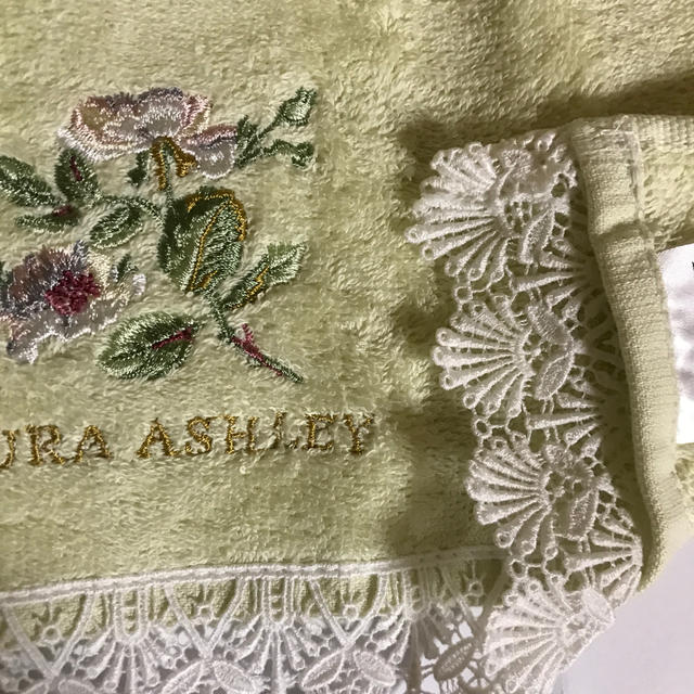 LAURA ASHLEY(ローラアシュレイ)の★ 専用　ローラアシュレイ タオル３枚セット インテリア/住まい/日用品の日用品/生活雑貨/旅行(タオル/バス用品)の商品写真