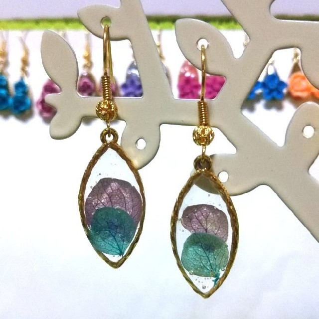 花びら レジン フック ピアス ハンドメイドのアクセサリー(ピアス)の商品写真