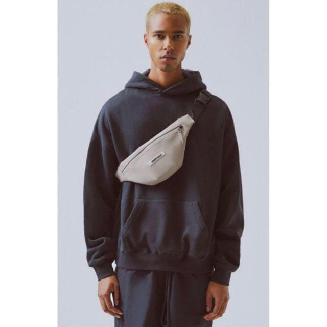 FEAR OF GOD(フィアオブゴッド)の新品 FOG Essentials Waterproof Sling Bag メンズのバッグ(ボディーバッグ)の商品写真