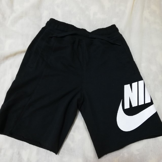 NIKE(ナイキ)のNIKE ナイキ ハーフパンツ 150 大人気 新品  スウェット キッズ/ベビー/マタニティのキッズ服男の子用(90cm~)(パンツ/スパッツ)の商品写真