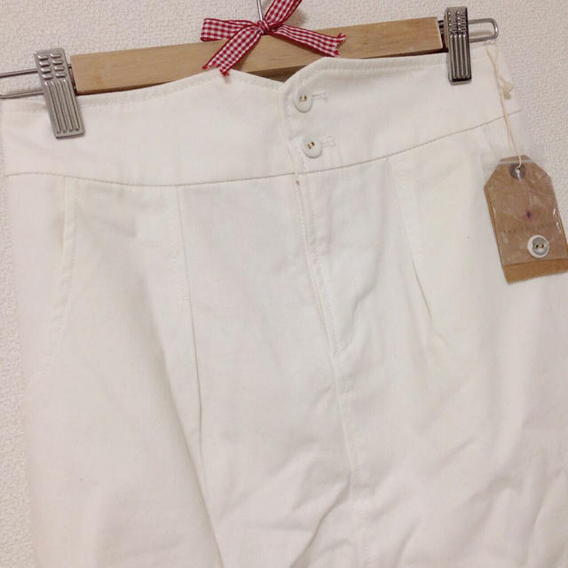 THE EMPORIUM(ジエンポリアム)のホワイト タイトスカート レディースのスカート(ひざ丈スカート)の商品写真