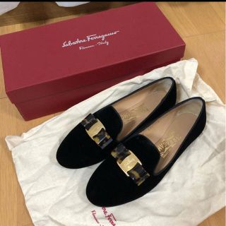 サルヴァトーレフェラガモ(Salvatore Ferragamo)の値下げ❤︎ 美品 フェラガモ ヴァラ ベルベット オペラシューズ(ローファー/革靴)