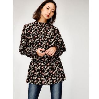 マウジー(moussy)のmoussy マウジー 花柄 シャーリングブラウス ブラウス(シャツ/ブラウス(長袖/七分))