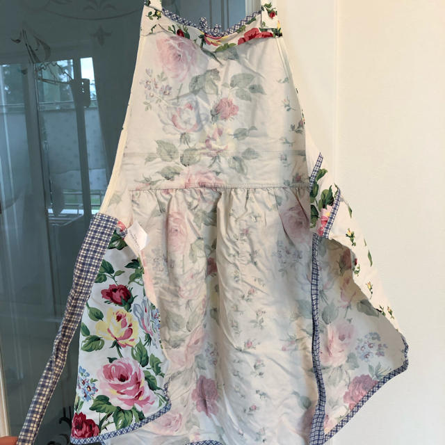 LAURA ASHLEY(ローラアシュレイ)のローラアシュレイ エプロン ブルー系花柄 レディースのレディース その他(その他)の商品写真