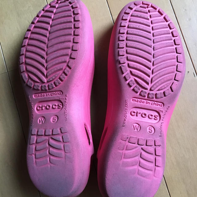 crocs(クロックス)のクロックス ピンク サンダル レディースの靴/シューズ(サンダル)の商品写真