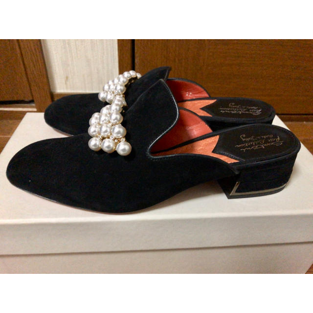 Santoni(サントーニ)の新品！サントーニ ベルベット サンダル 37 レディースの靴/シューズ(サンダル)の商品写真