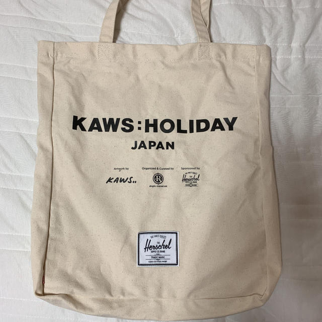 HERSCHEL(ハーシェル)のkaws holiday herschel トートバッグ ハーシェル カウズ メンズのバッグ(トートバッグ)の商品写真