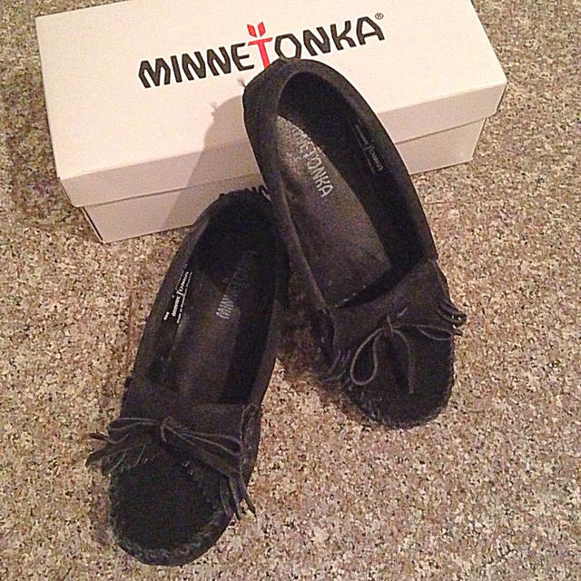 Minnetonka(ミネトンカ)の美品＊22.5＊定番ブラック レディースの靴/シューズ(その他)の商品写真