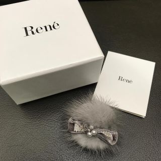 ルネ(René)の未使用 Rene ルネ ファー ブローチ グレー リボン コサージュ(ブローチ/コサージュ)