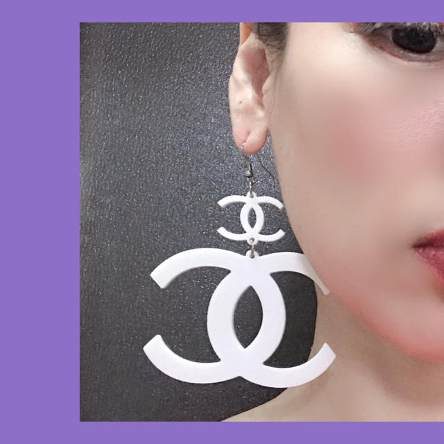 CHANEL　白ピアス