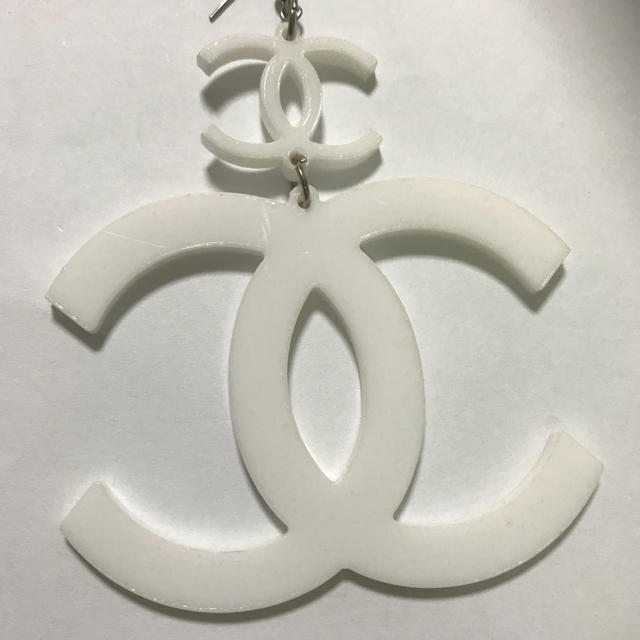 CHANEL(シャネル)の新品 アクリル モチーフ ピアス アクセサリー マーク ダンス ホワイト 白 レディースのアクセサリー(ピアス)の商品写真