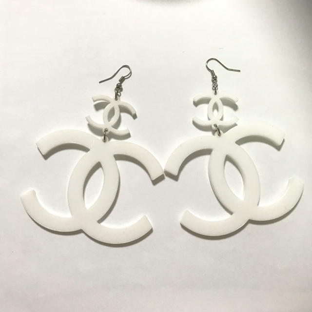 CHANEL(シャネル)の新品 アクリル モチーフ ピアス アクセサリー マーク ダンス ホワイト 白 レディースのアクセサリー(ピアス)の商品写真