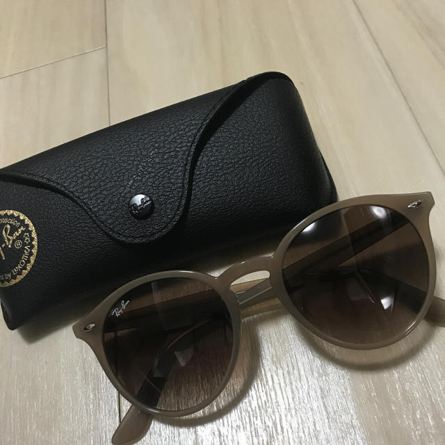 Ray-Ban(レイバン)のRayBan レイバン ベージュ サングラス RB2180F レディースのファッション小物(サングラス/メガネ)の商品写真