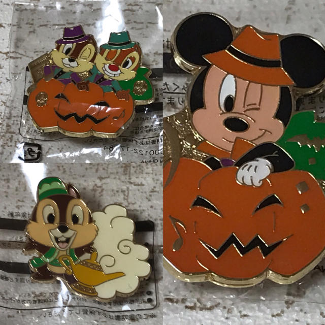 Disney(ディズニー)のディズニー ピンバッジ セット ハロウィン 非売品  お土産袋付き エンタメ/ホビーのアニメグッズ(バッジ/ピンバッジ)の商品写真