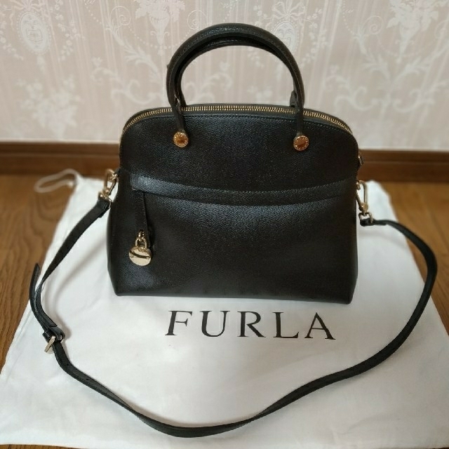 FURLA 黒ショルダーバッグ Mサイズ　一度使用のみ　美品