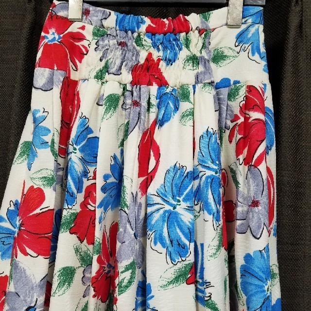 Lily Brown(リリーブラウン)の花柄スカート、裾切り替えワンピース　二点セット レディースのスカート(ひざ丈スカート)の商品写真