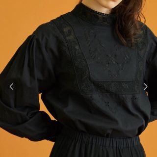 ノートエシロンス(note et silence)のcardo fabrica 刺繍レーススタンドカラーブラウス ブラック(シャツ/ブラウス(長袖/七分))