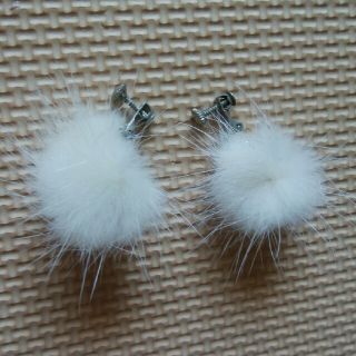 イヤリングearringホワイト白ファー、ポンポン(イヤリング)