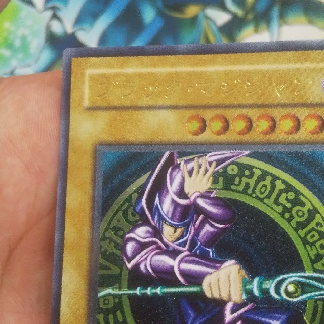 遊戯王(ユウギオウ)の遊戯王 ブラックマジシャン レリーフ 完美品 エンタメ/ホビーのトレーディングカード(シングルカード)の商品写真