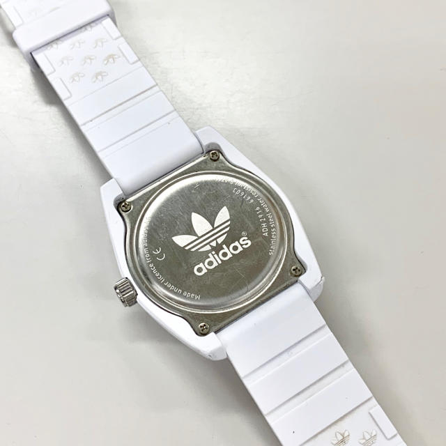 adidas(アディダス)の白いアディダスの腕時計 メンズの時計(腕時計(アナログ))の商品写真