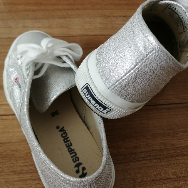 SUPERGA(スペルガ)の【ミーさん専用】SPERGAスペルガ　シルバースニーカー　36インチ レディースの靴/シューズ(スニーカー)の商品写真