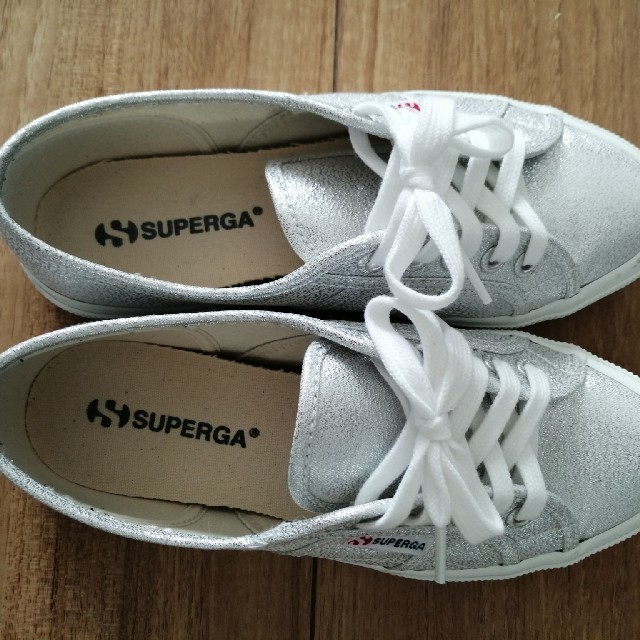 SUPERGA(スペルガ)の【ミーさん専用】SPERGAスペルガ　シルバースニーカー　36インチ レディースの靴/シューズ(スニーカー)の商品写真