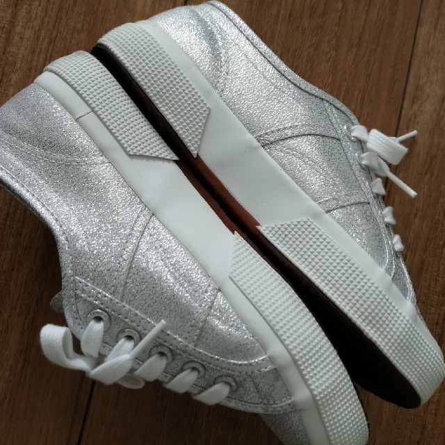 SUPERGA(スペルガ)の【ミーさん専用】SPERGAスペルガ　シルバースニーカー　36インチ レディースの靴/シューズ(スニーカー)の商品写真