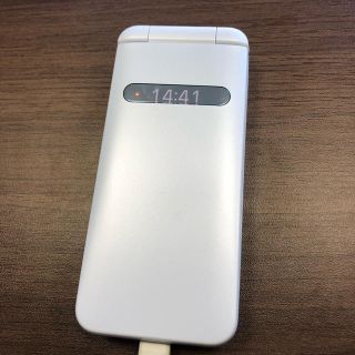 キョウセラ(京セラ)のきんも様　au グラティーナ KYF37  ホワイト(携帯電話本体)