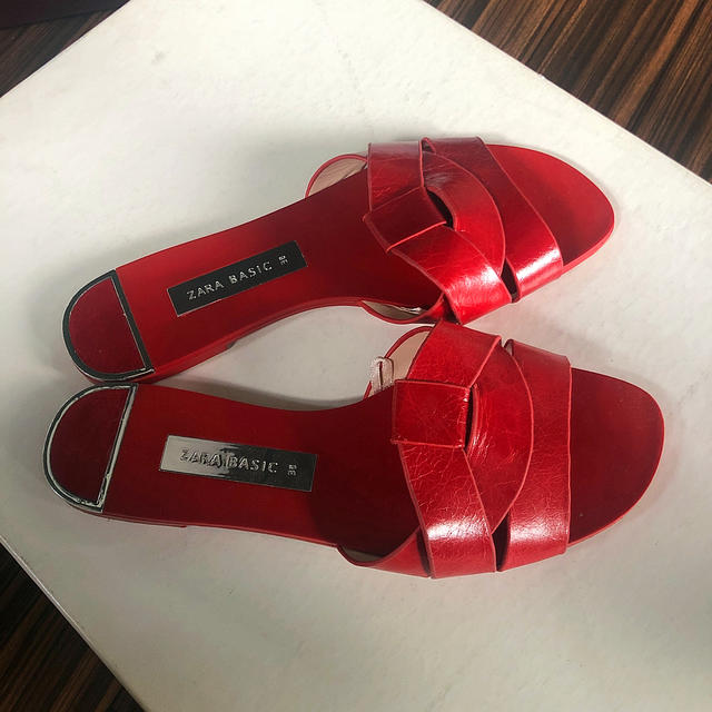 ZARA(ザラ)のZARA 赤サンダル レディースの靴/シューズ(サンダル)の商品写真