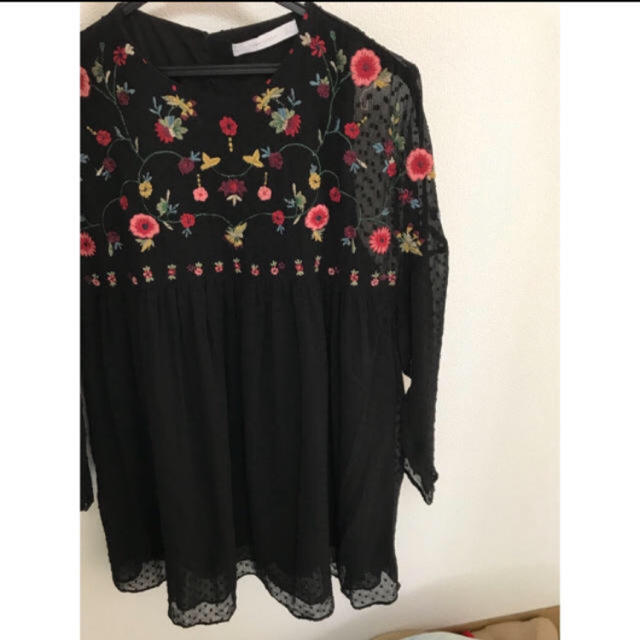 ZARA(ザラ)のZARA 花刺繍チュニック ブラウス レディースのトップス(シャツ/ブラウス(長袖/七分))の商品写真