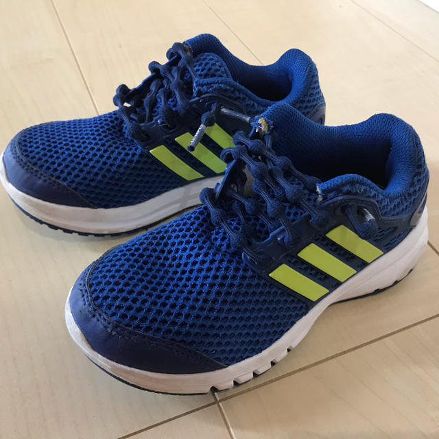 adidas(アディダス)のアディダス キッズスニーカー キッズ/ベビー/マタニティのキッズ靴/シューズ(15cm~)(スニーカー)の商品写真