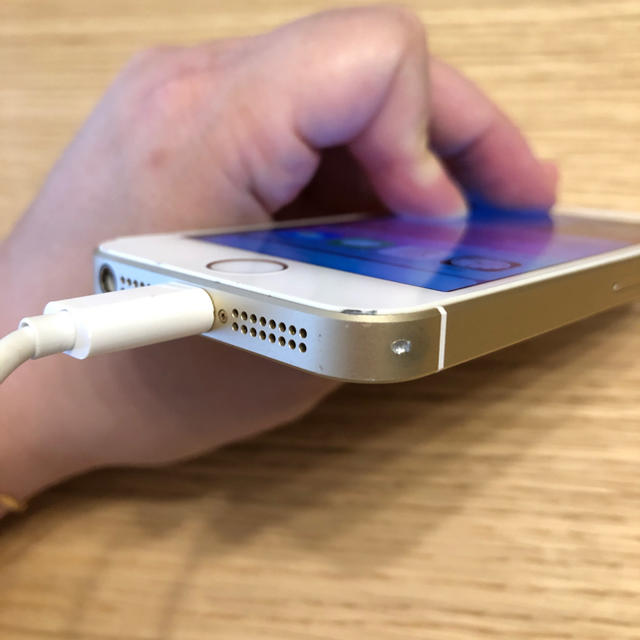 iPhone iPhone SE ゴールド 64GBの通販 by FKGWAI｜アイフォーンならラクマ - SIMフリー 限定品得価