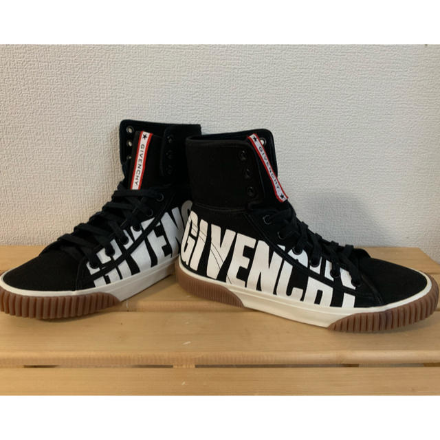 GIVENCHYスニーカー