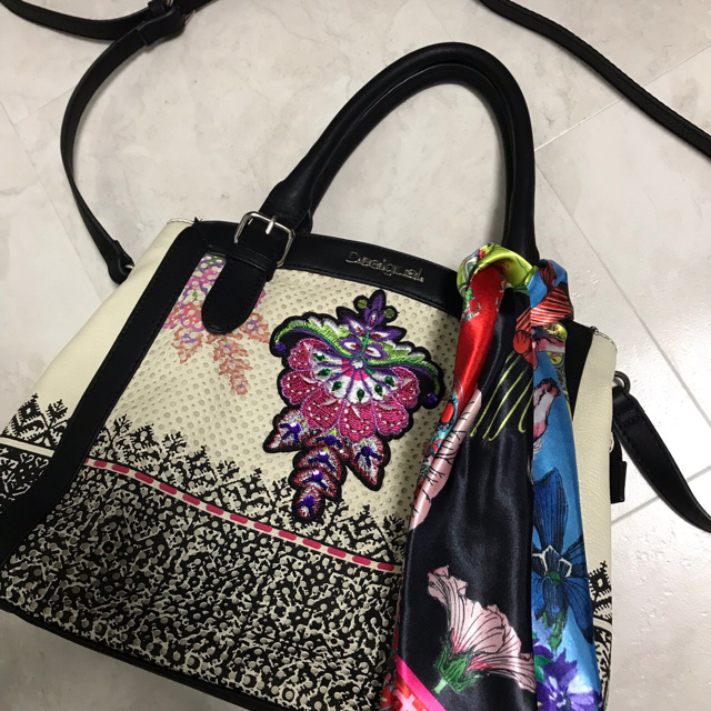 DESIGUAL(デシグアル)のDesigual スカーフバック ＆ IDANA ブラウス 新品2点 レディースのファッション小物(バンダナ/スカーフ)の商品写真