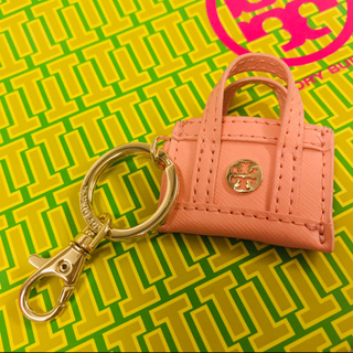 トリーバーチ(Tory Burch)の【新品未使用】トリーバーチ バック型キーホルダー サーモンピンク(キーホルダー)