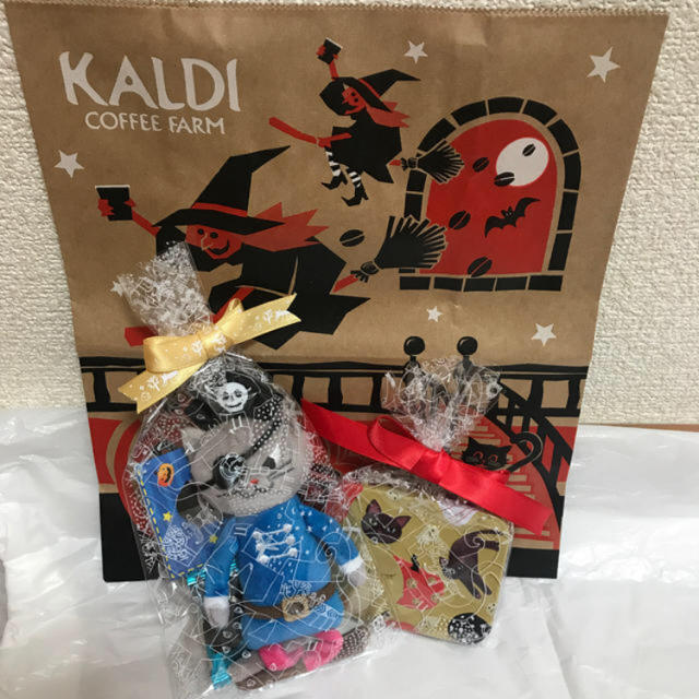 KALDI(カルディ)の🌟KALDIハロウィンくたくたネコちゃんパイレーツ&ミニ缶(黒猫)🌟 エンタメ/ホビーのおもちゃ/ぬいぐるみ(ぬいぐるみ)の商品写真