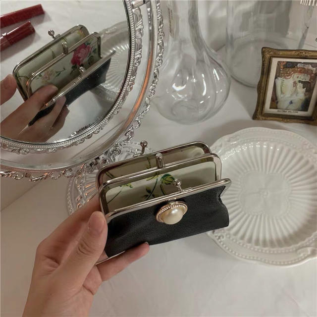 Lochie(ロキエ)の【予約販売】パールボタンミニ財布 レディースのファッション小物(財布)の商品写真