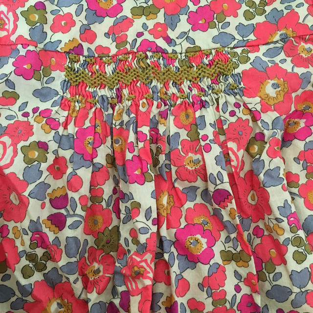 Bonpoint(ボンポワン)の美品♡ボンポワン 18 リバティ スモッキング ブラウス ネオンピンク キッズ/ベビー/マタニティのベビー服(~85cm)(シャツ/カットソー)の商品写真