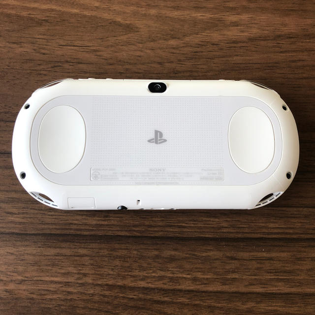 PlayStation Vita(プレイステーションヴィータ)のPSVITA PCH-2000 メモリーカード付き エンタメ/ホビーのゲームソフト/ゲーム機本体(携帯用ゲーム機本体)の商品写真