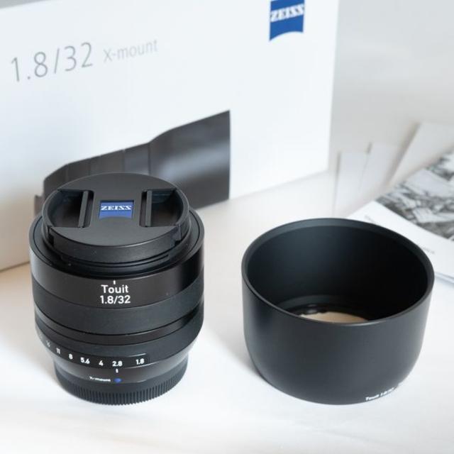 富士フイルム(フジフイルム)の【美品・送料無料】Carl Zeiss Touit 32mm F1.8 フジX用 スマホ/家電/カメラのカメラ(レンズ(単焦点))の商品写真