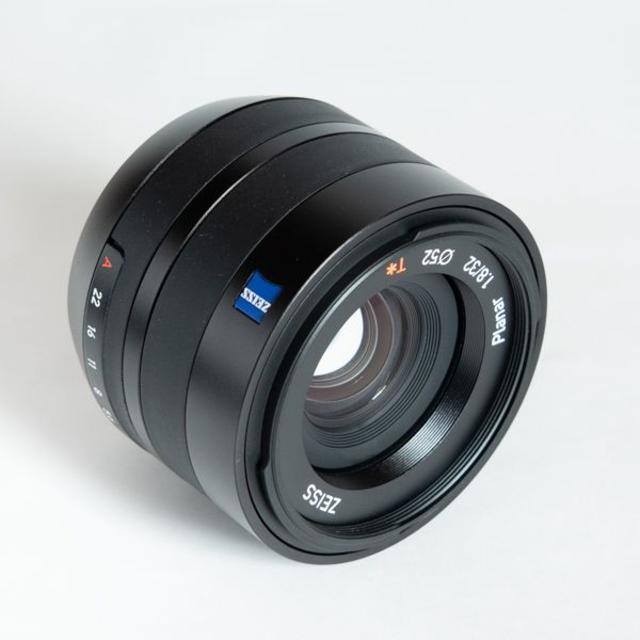 富士フイルム(フジフイルム)の【美品・送料無料】Carl Zeiss Touit 32mm F1.8 フジX用 スマホ/家電/カメラのカメラ(レンズ(単焦点))の商品写真