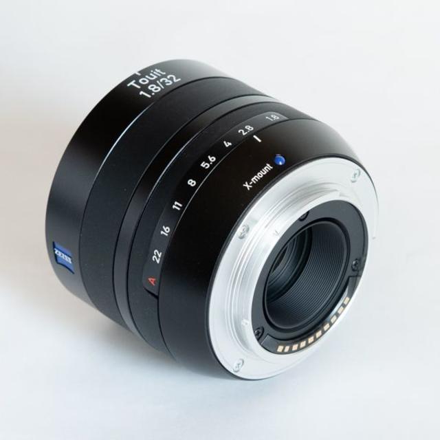 富士フイルム(フジフイルム)の【美品・送料無料】Carl Zeiss Touit 32mm F1.8 フジX用 スマホ/家電/カメラのカメラ(レンズ(単焦点))の商品写真