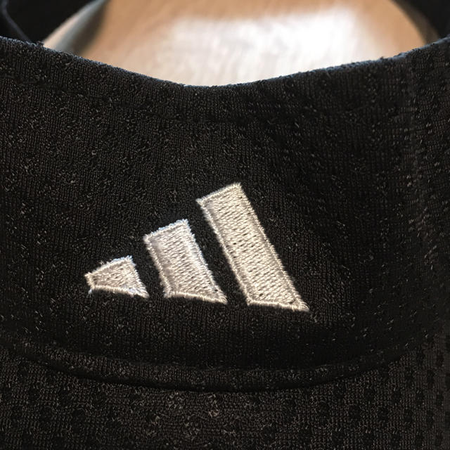 adidas(アディダス)のadidasサンバイザーブラック スポーツ/アウトドアのテニス(ウェア)の商品写真