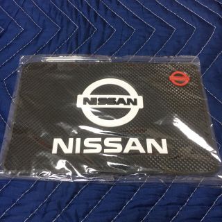 NISSAN 滑り止め シート パット マット 新品 ②(車内アクセサリ)