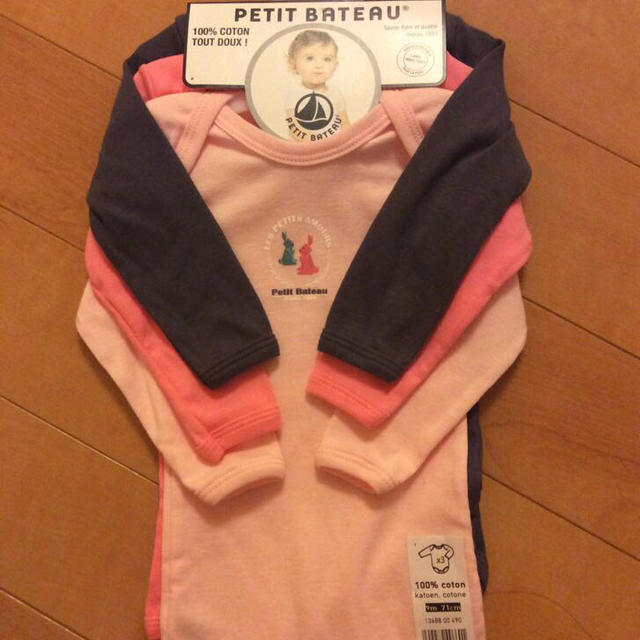 PETIT BATEAU(プチバトー)の新品プチバトーボディ3枚組長袖 キッズ/ベビー/マタニティのベビー服(~85cm)(ロンパース)の商品写真