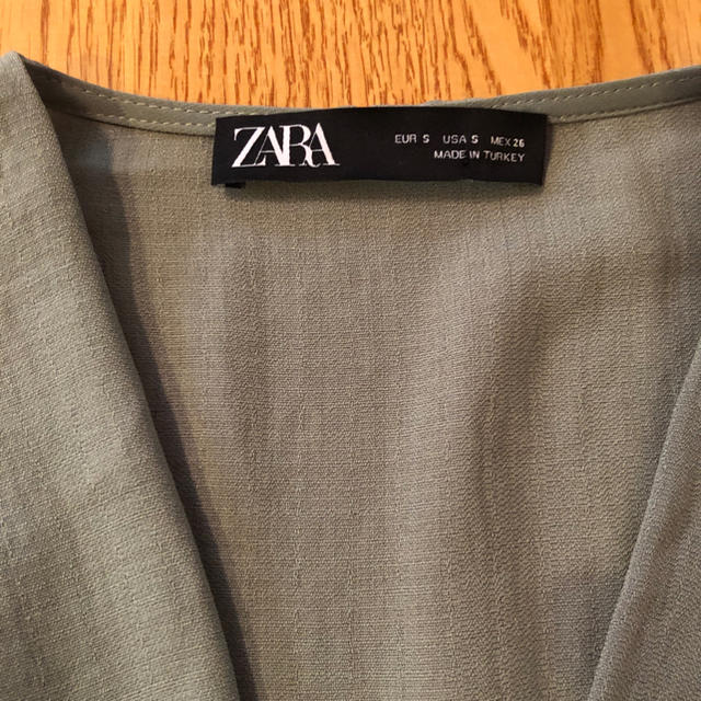 ZARA(ザラ)の新品未使用 ザラ ノースリーブブラウス オリーブグリーン レディースのトップス(シャツ/ブラウス(半袖/袖なし))の商品写真