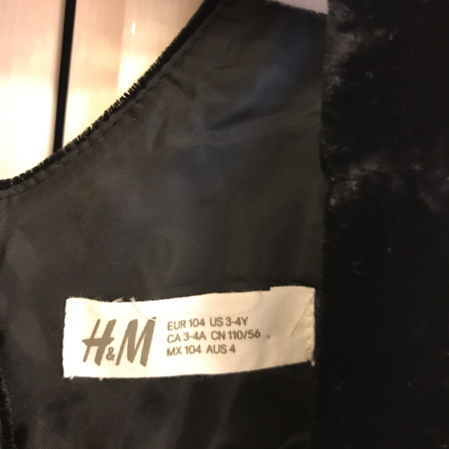 H&M(エイチアンドエム)のドレス 発表会 ハロウィンにも！ ベロア ラメ ワンピース 黒 3y キッズ/ベビー/マタニティのキッズ服女の子用(90cm~)(ドレス/フォーマル)の商品写真
