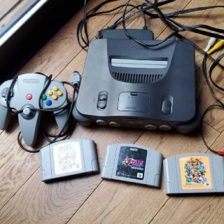 ニンテンドウ64(NINTENDO 64)のNintendo64＋ソフト4こ(家庭用ゲーム機本体)